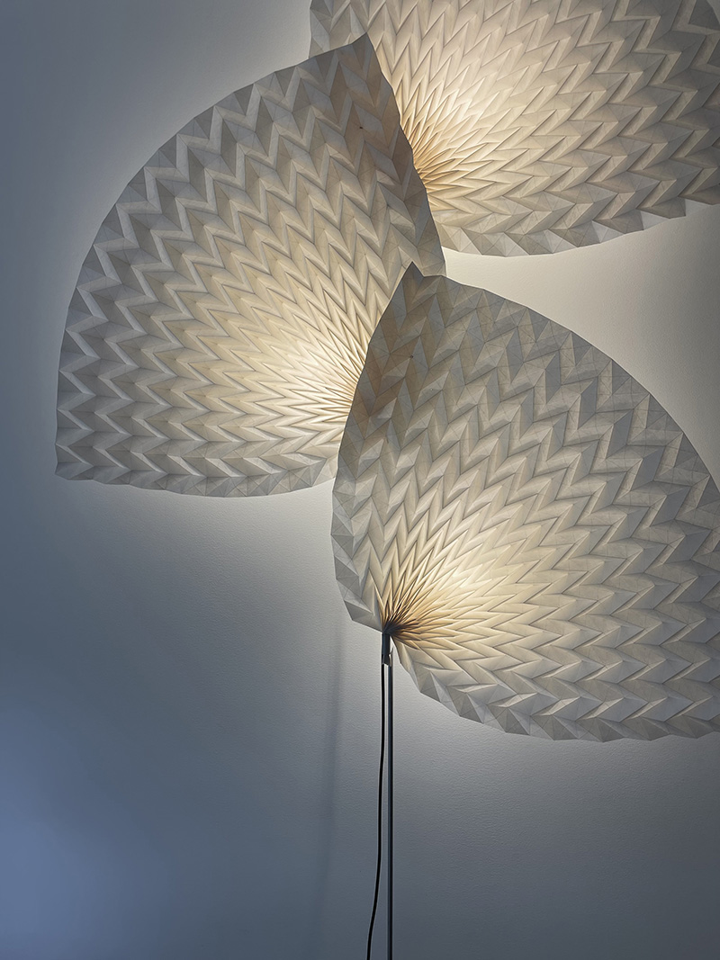 Lampe bryn-mawr allumée dans la chambre