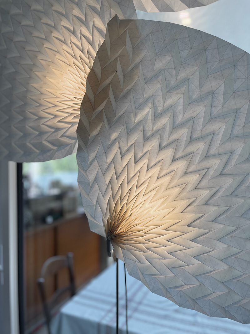 Lampe bryn-mawr allumée dans le séjour