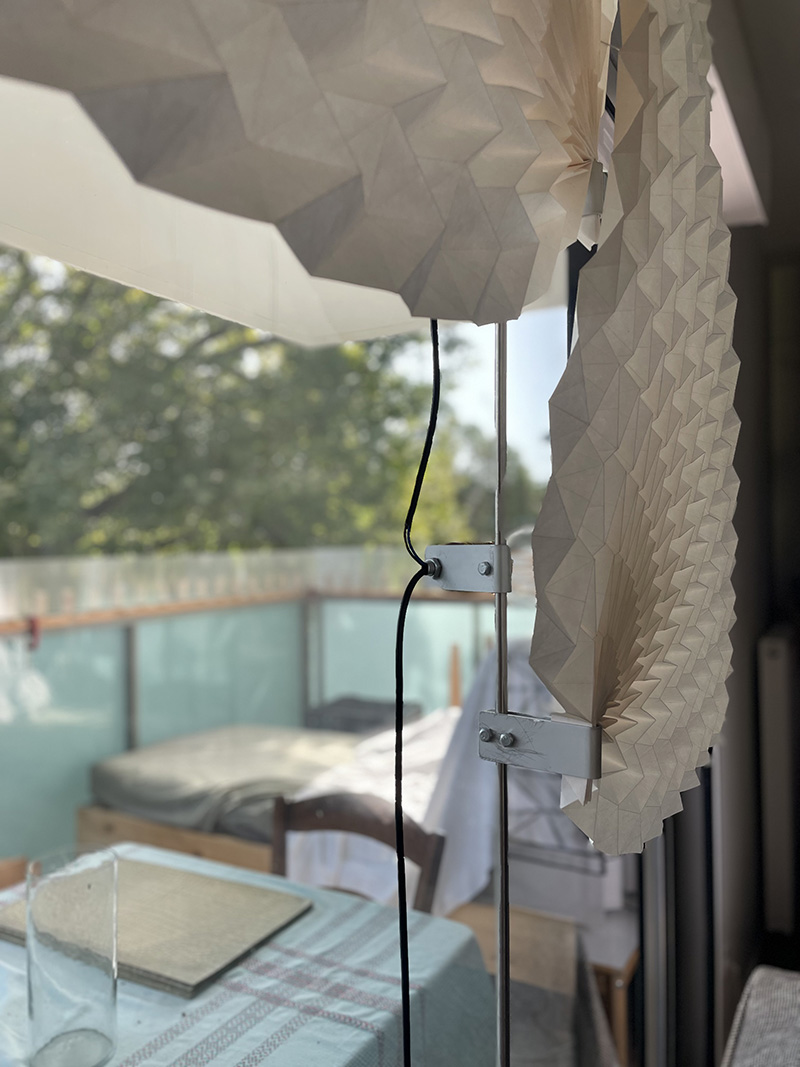 Lampe bryn-mawr éteinte dans le séjour détail mécanique